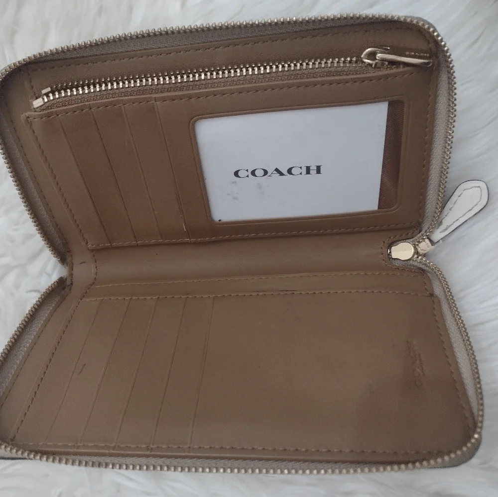 Coach Tan Wallet. - Picture 2 of 5